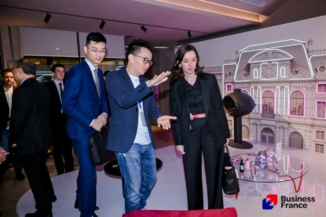Ryan 向白美燕介绍飞瀑